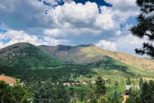 Winnemucca Spa Private Guest Suite Hot Tub Sauna Views — 4-Star Luxury Hotel in Cascade-Chipita Park, United States
