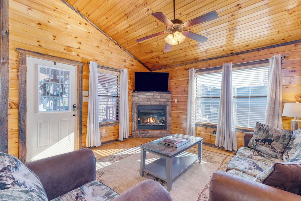 Bear Cove by Avantstay Hot Tub Pool Table - photo 10