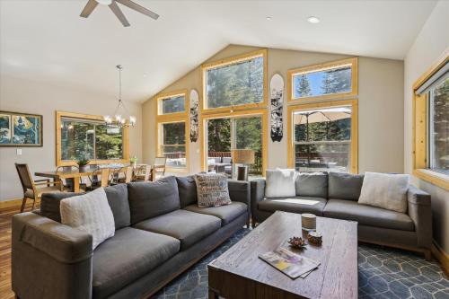 Graystone Retreat Modern Retreat w Hot Tub & HOA Amenities in Truckee, United States