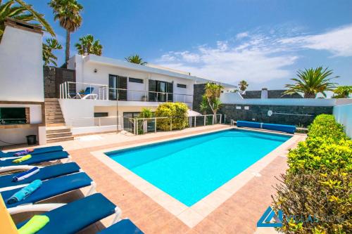 223 Villa Ventura by Villas Now Ltd — 4-Star Luxury Hotel in Playa Blanca, Spain