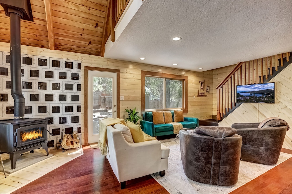 Rustic Haven Hot Tub Pet Friendly — South Lake Tahoe