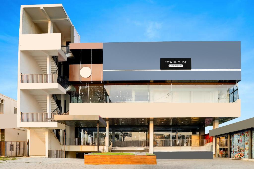 Super Townhouse Kathgharia Chowk — 4-Star Luxury Hotel in Naini Tal, India