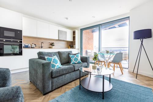 Modern 2BD Flat in Canary Wharf With City and River Views — 4-Star Luxury Hotel in London, United Kingdom