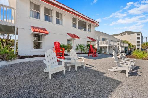 Pet Friendly Steps to the Beach Seahorse Ranch #1 — 4-Star Luxury Hotel in Myrtle Beach, United States