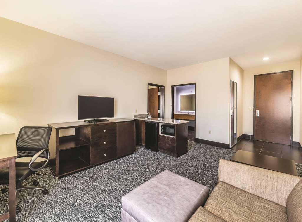 La Quinta Inn & Suites by Wyndham Tulsa Catoosa Route 66 - photo 34