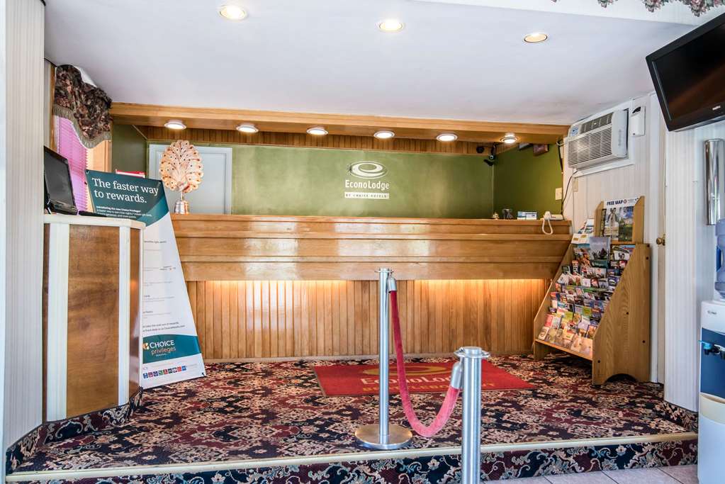 Econo Lodge Brattleboro South - photo 7
