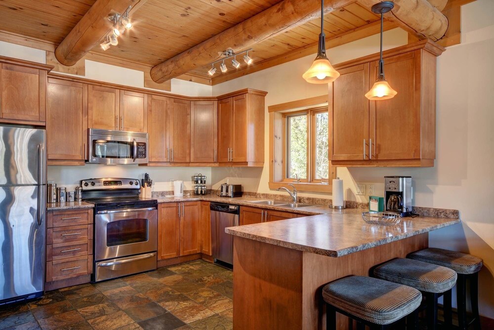 Chalet Apache — 4-Star Luxury Hotel in Labelle, Canada