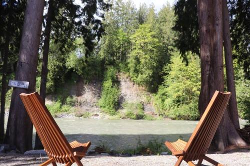 Riverfront w Cedar Hottub Sauna Movie Theatre — 4-Star Luxury Hotel in Granite Falls, United States