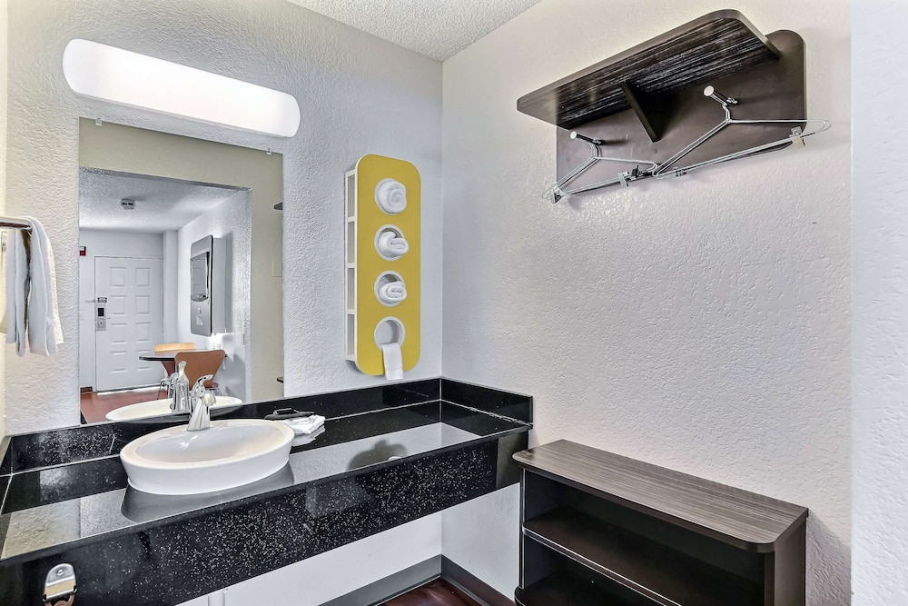 Motel 6 Oakland Airport - photo 14
