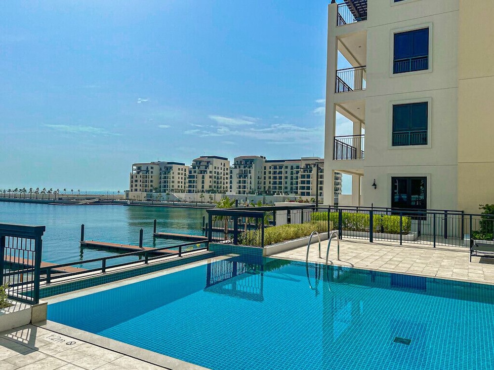 HiGuests La Rive 2 — 4-Star Luxury Hotel in Dubai, United Arab Emirates