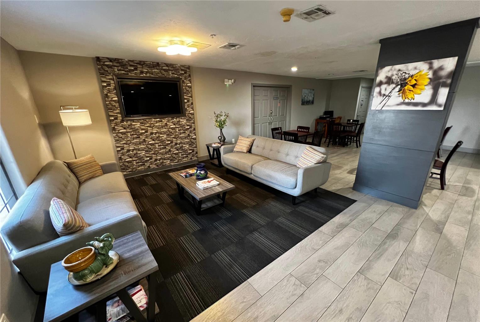 Super 8 by Wyndham Sealy - photo 8