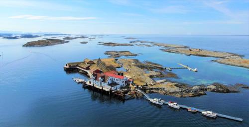 Ringholmen - carbon neutral hotel in Aure