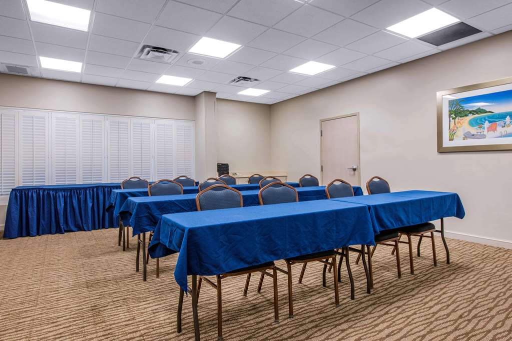 Comfort Suites Maingate East - photo 34