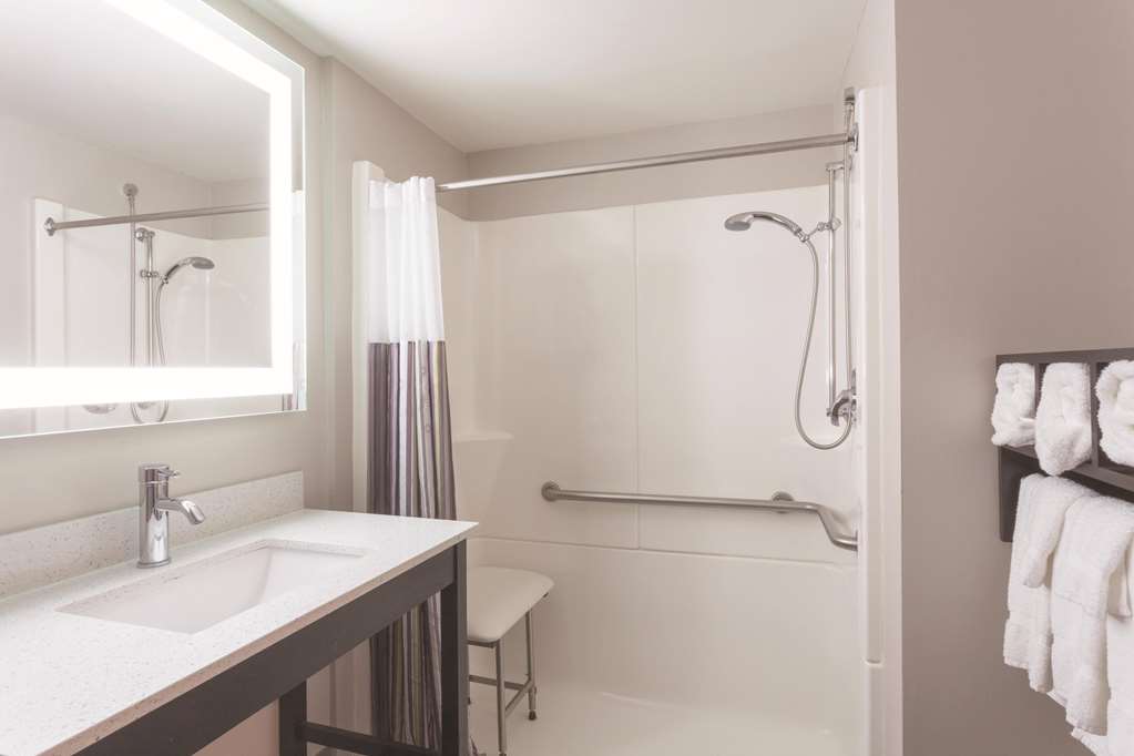 La Quinta Inn & Suites by Wyndham Columbus North - photo 12