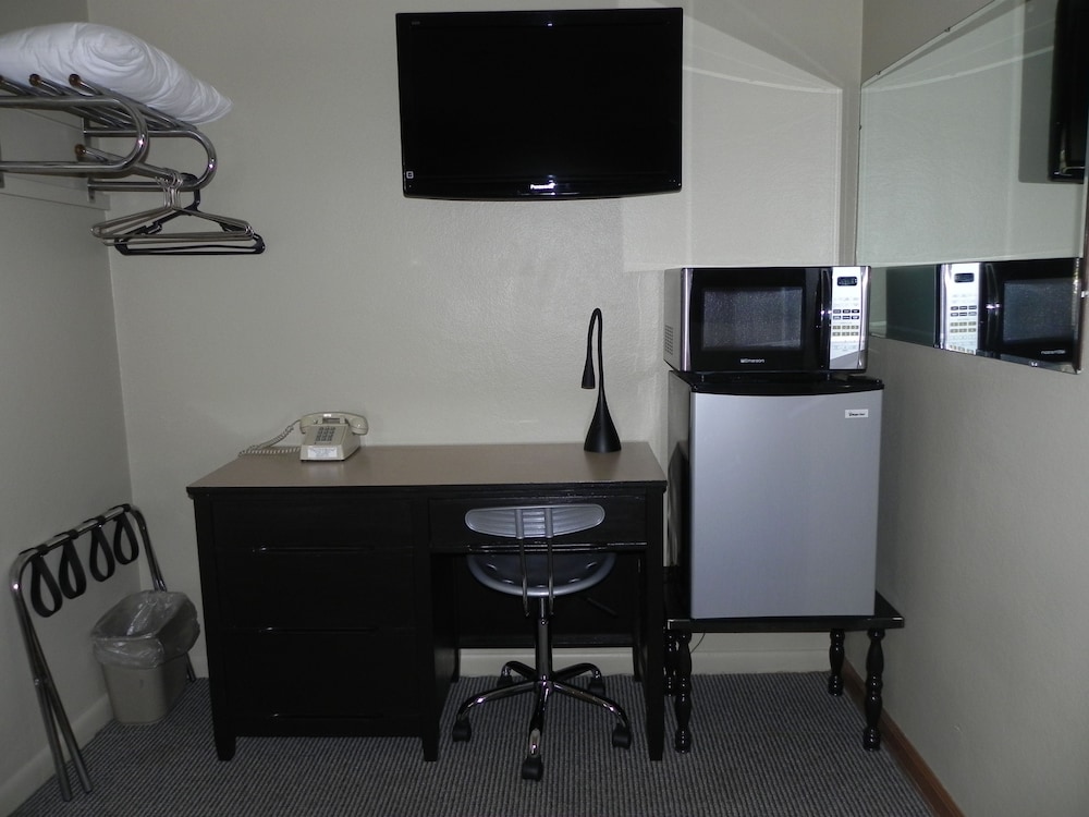 The Triangle Motel - photo 17