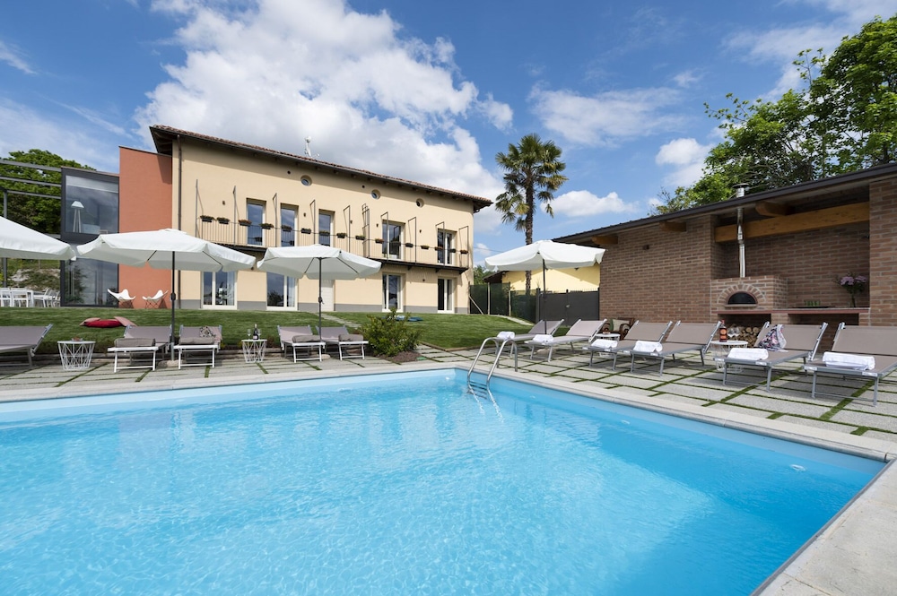 Casa San Grato — 4-Star Luxury Hotel in Monteu Roero, Italy