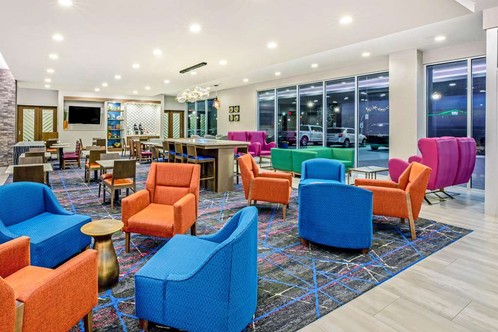 La Quinta Inn & Suites by Wyndham Waco Downtown Baylor - photo 3