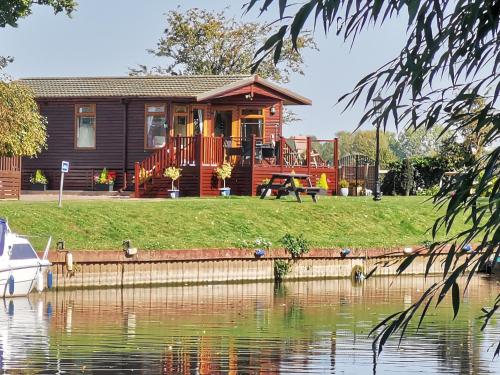 Bend in the River Lodge — 5-Star Luxury Hotel in Stratford-Upon-Avon, United Kingdom