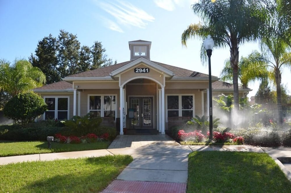 Lucaya 4 Bedrooms 4 Baths Townhome Spacious Living Room - photo 19