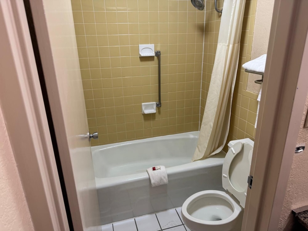 OYO Hotel Harriman near I 40 - photo 19