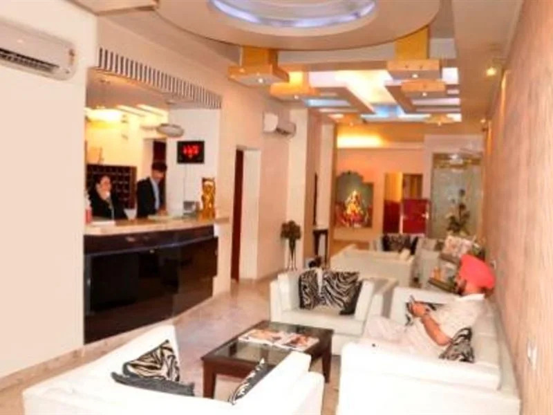 Mandakini Aura — Karol Bagh