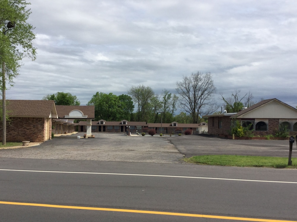 Sunset Inn Clarksville - photo 38