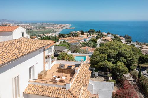 Villa la Colina with heated pool and jacuzzi — 4-Star Luxury Hotel in Salobrena, Spain