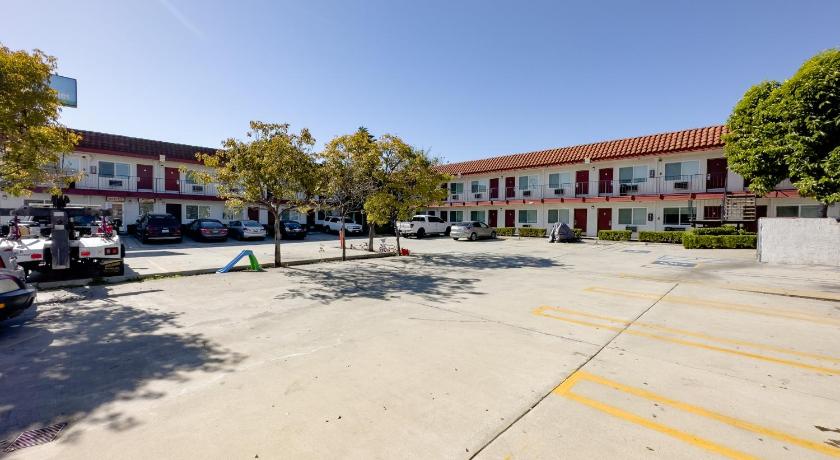 Courtesy Inn And Suites - photo 9