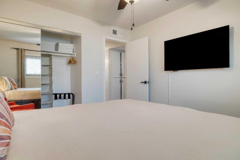 Old Town Treasure By Avantstay Central Location - photo 18