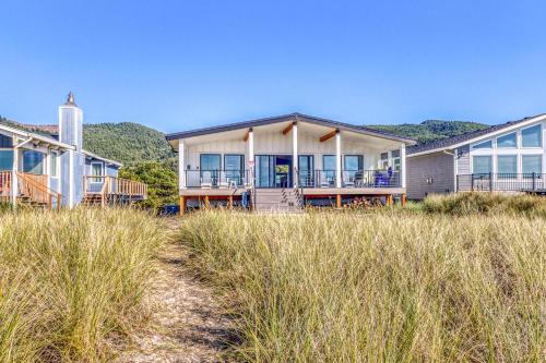 My Beach House — 4-Star Luxury Hotel in Rockaway Beach, United States