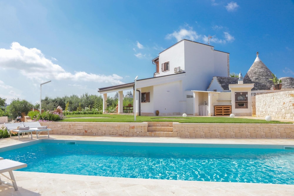 TD Trulli Saveni Trulli With Pool Near the Centre