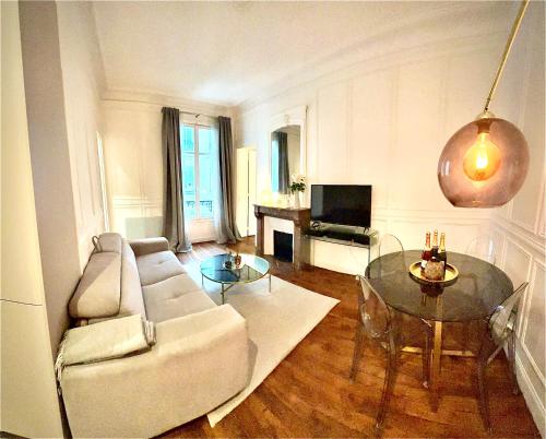 Prestige a Paris Luxe Calme Et Proche Tour Eiffel Et Champs Elysees — 4-Star Luxury Hotel in Paris, France
