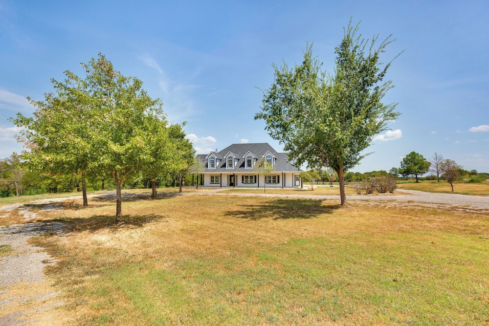 Spacious Wills Point Retreat w Pool & Pond in Wills Point, United States