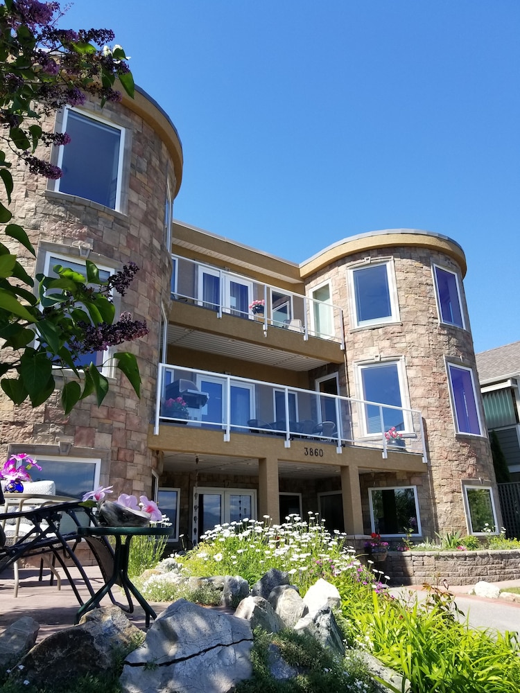 Beach Ave Castle Luxury Vacation Rental — 4-Star Luxury Hotel in Peachland, Canada
