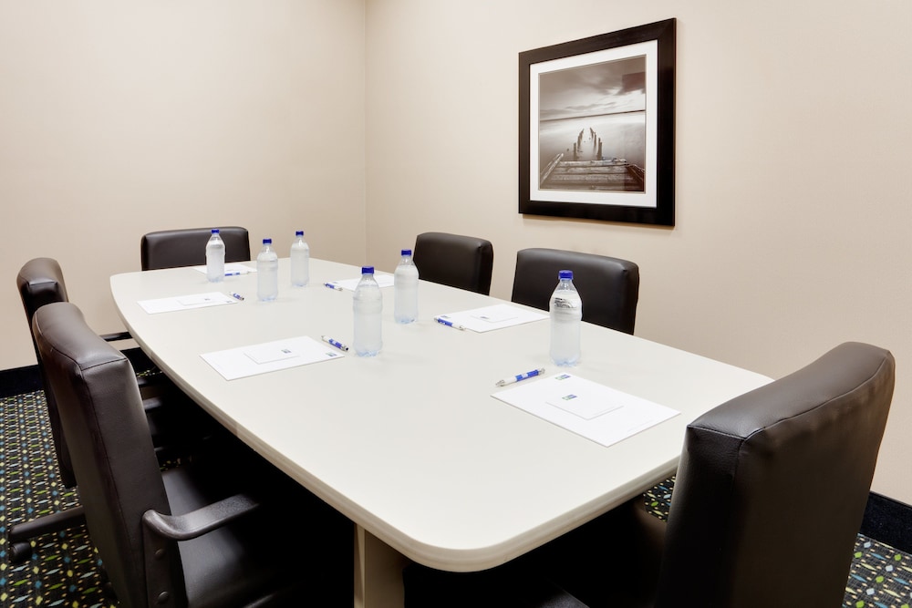 Holiday Inn Express and Suites by IHG - photo 25