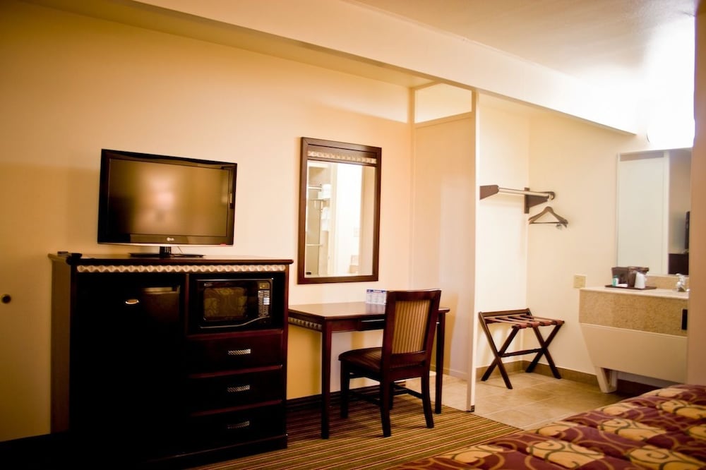 Whispering Palms Inn - photo 12