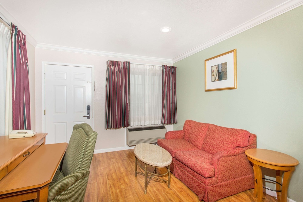 Upper Lake Inn and Suites - photo 9