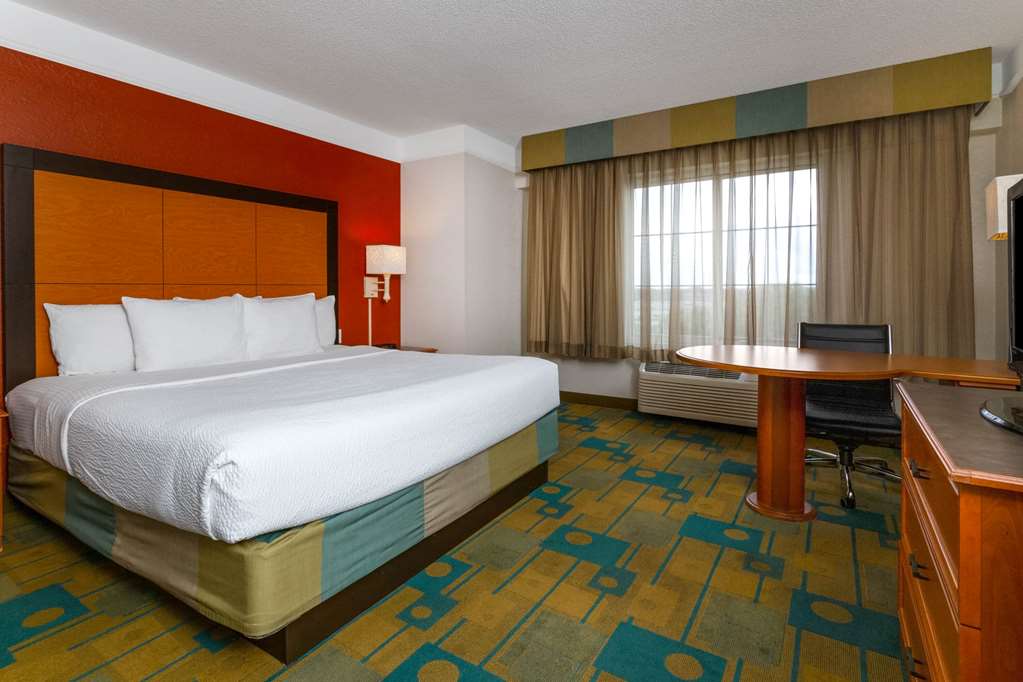 La Quinta Inn & Suites by Wyndham Lakeland West - photo 14
