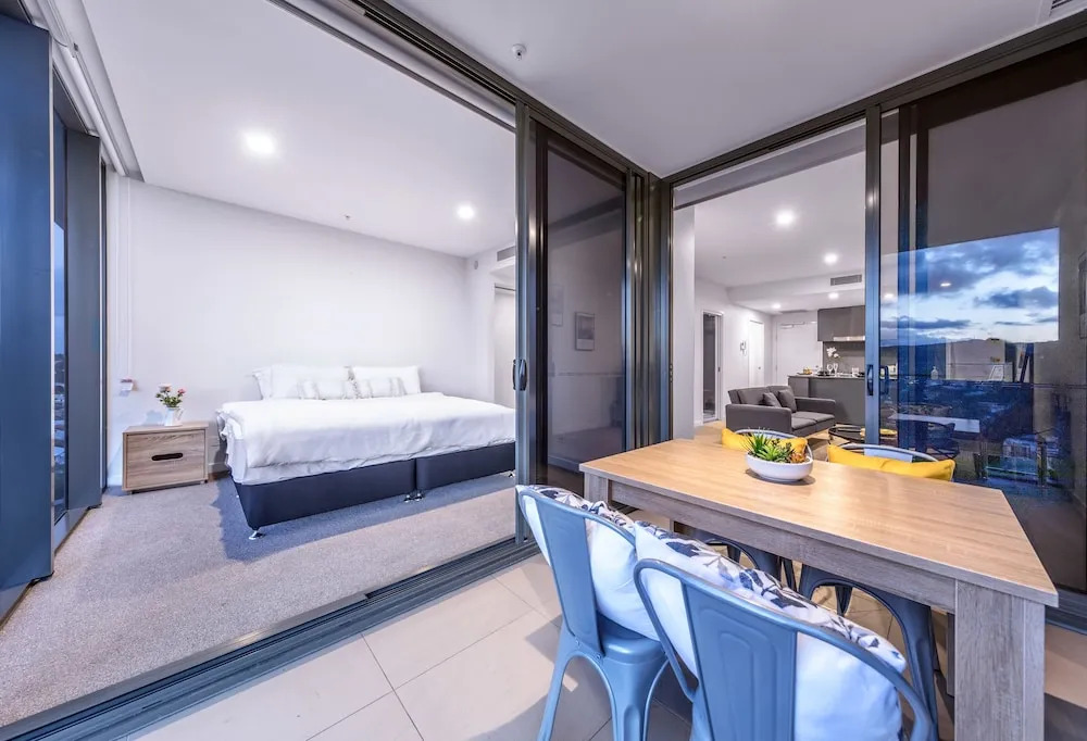 Modern APT in Toowong with Mountain View — 4-Star Luxury Hotel in Brisbane, Australia