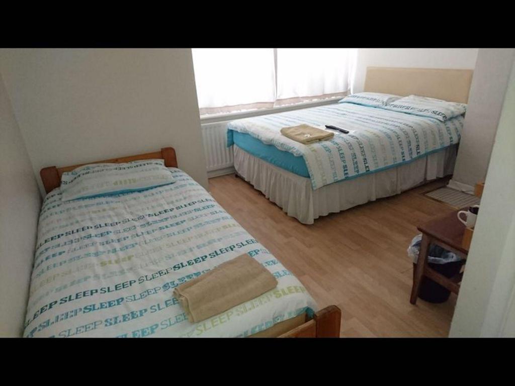 Family Room Sleeps 3 With 1 Double And 1 Single Bed Ground Floor Private Shower — Hayes