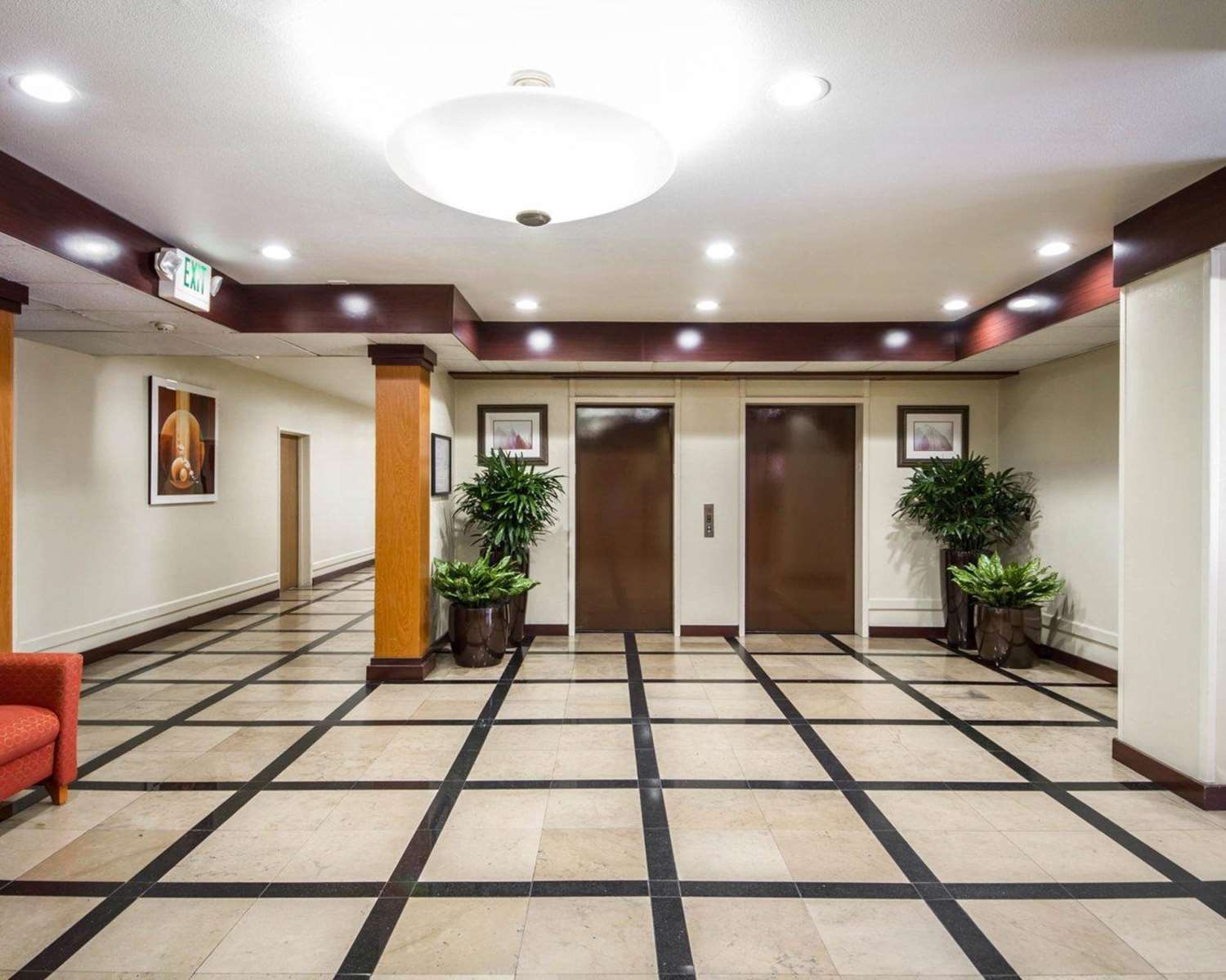Comfort Inn & Suites Oakland - photo 18