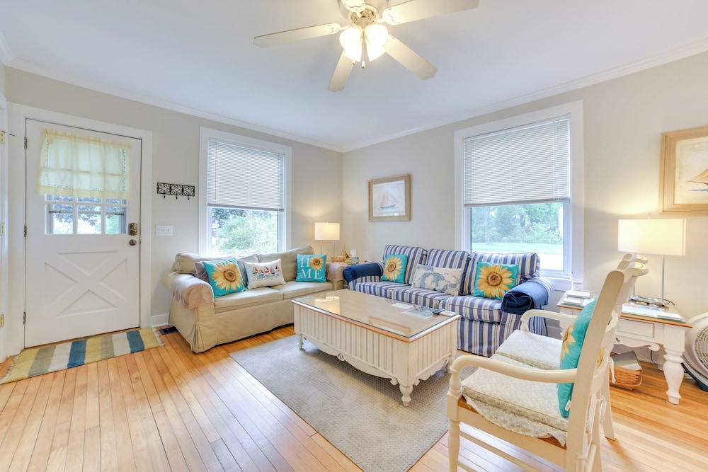 Walk to Lake Michigan: Pet friendly Charlevoix Gem in Charlevoix, United States