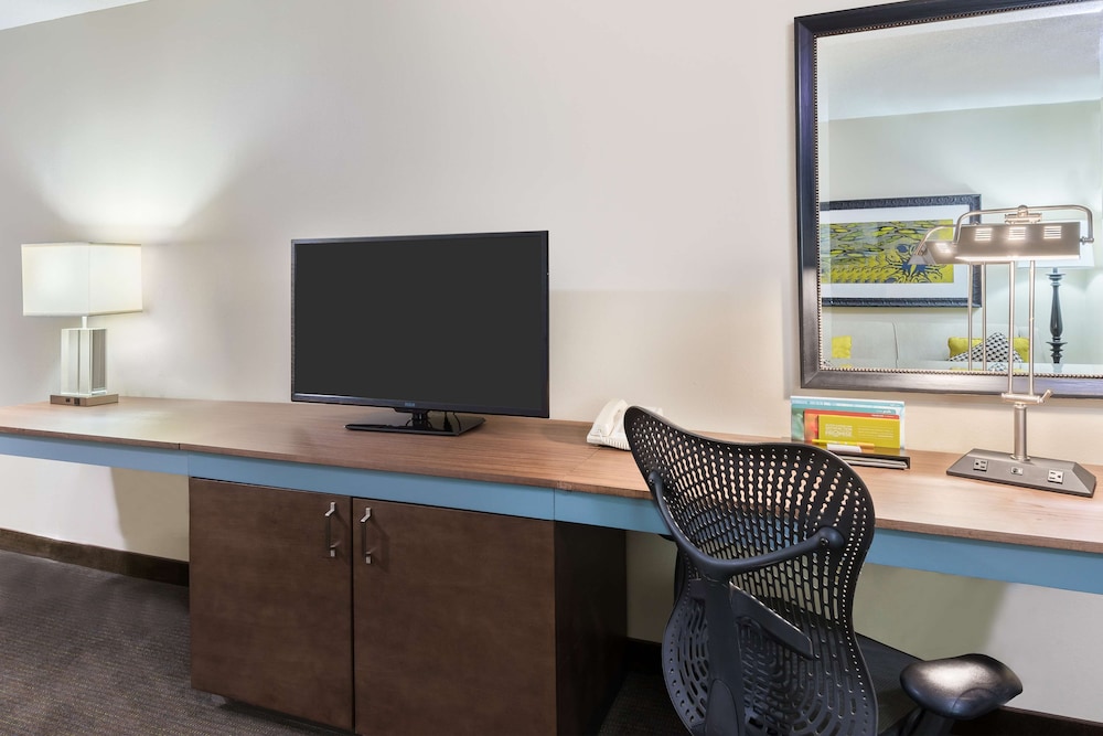Hilton Garden Inn Westbury - photo 15