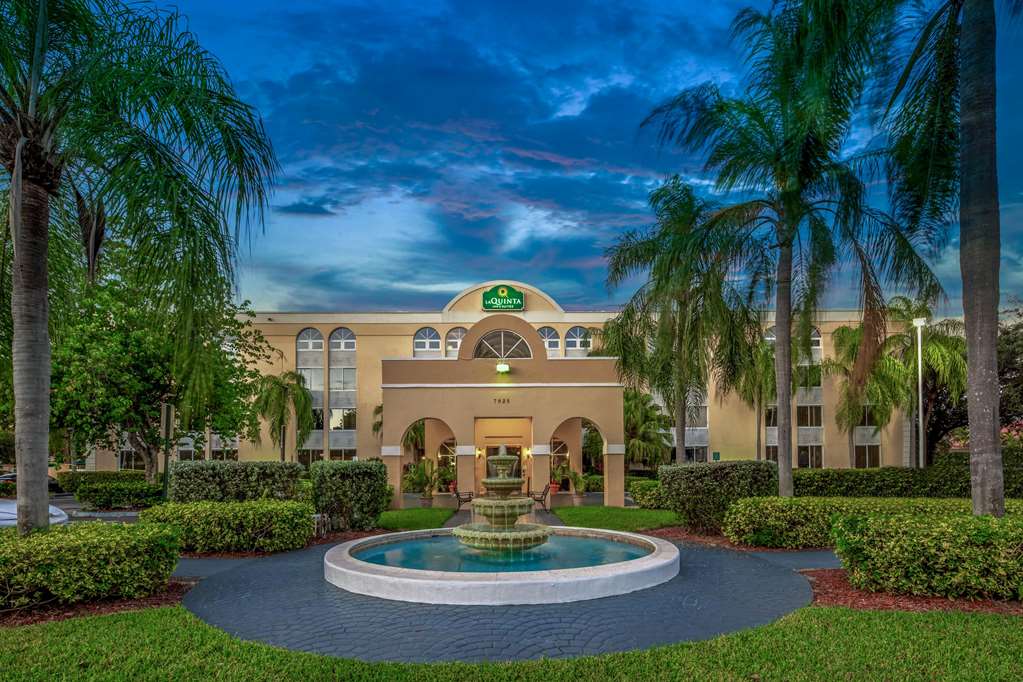 La Quinta Inn & Suites by Wyndham Miami Lakes - photo 4