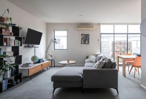Collingwood Cool Bordering Vibrant Richmond — 4-Star Luxury Hotel in Melbourne, Australia