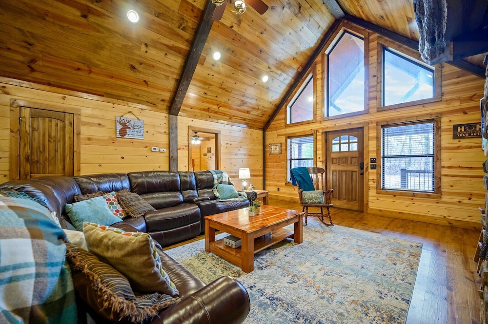Whitetail Retreat Cabin for 13 — 5-Star Luxury Hotel in Broken Bow, United States