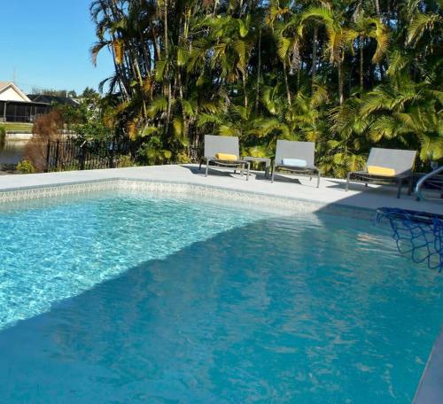Charming Sunshine Home With Heated Pool on Canal Cape Coral — 4-Star Luxury Hotel in Cape Coral, United States
