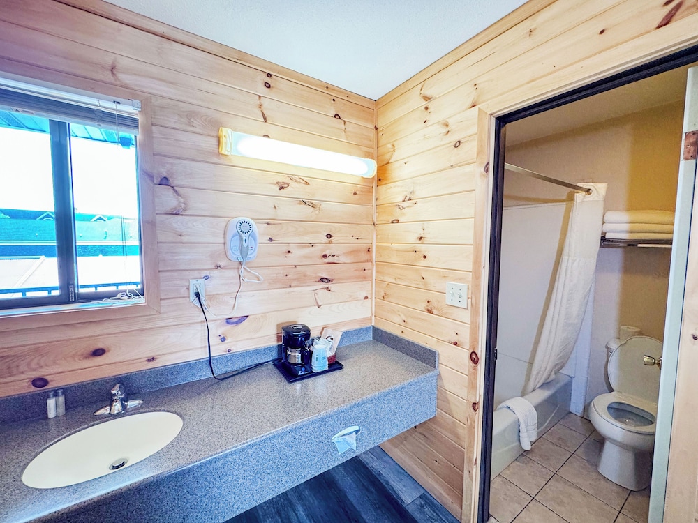 Days Inn by Wyndham Mackinaw City Lakeview - photo 36