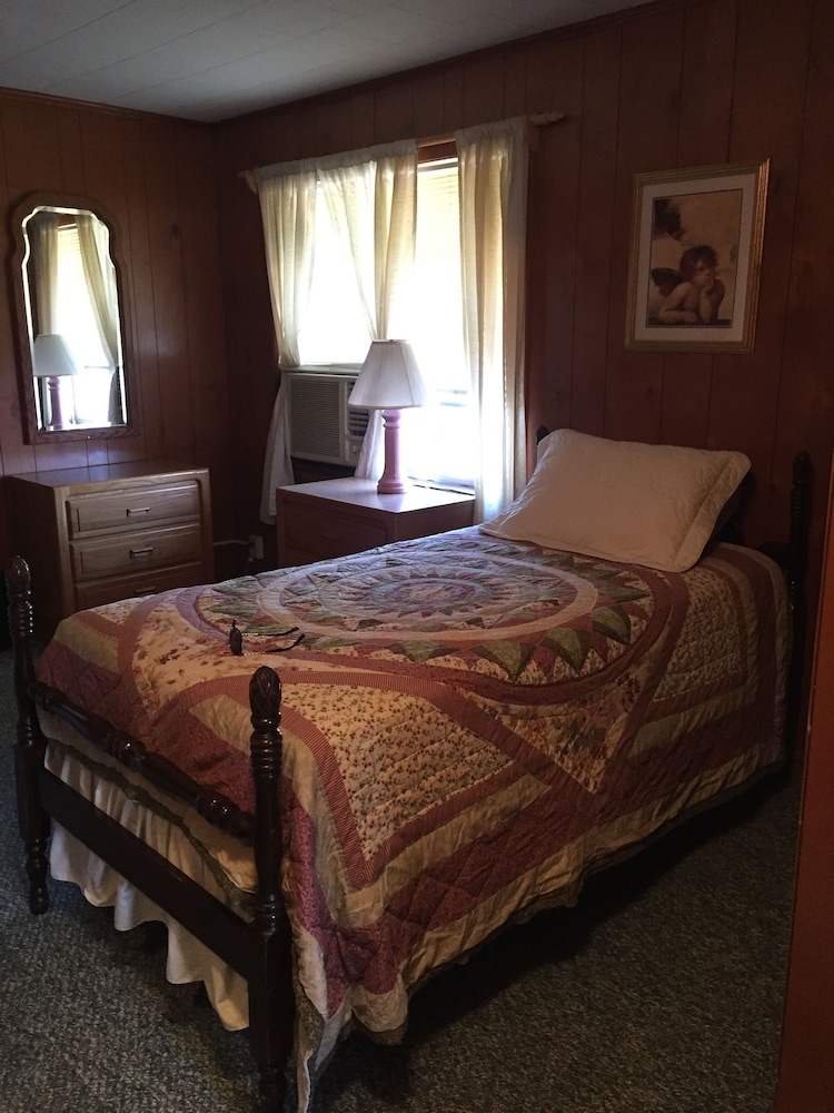 Phillips Historic Motel & Cottages - photo 33