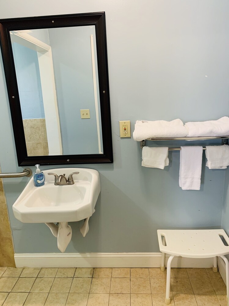Deluxe Inn - photo 11